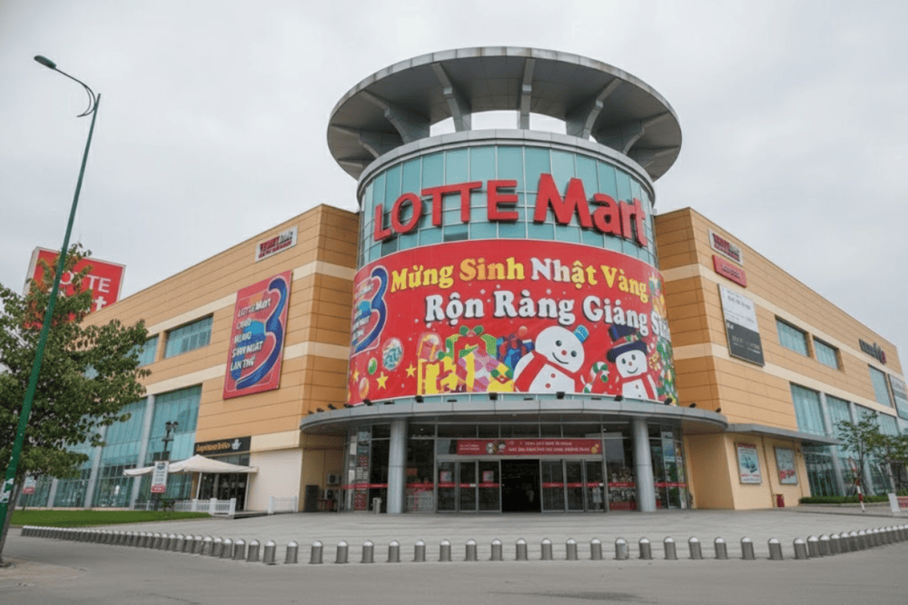 Visitors can explore Lotte Mart Da Nang, a leading shopping destination by the Korean Lotte Group